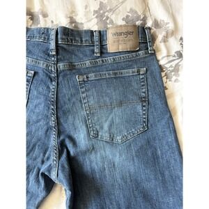 Wrangler Jeans Relaxed Fit Straight Leg Mid Rise Medium Wash Stretch Denim